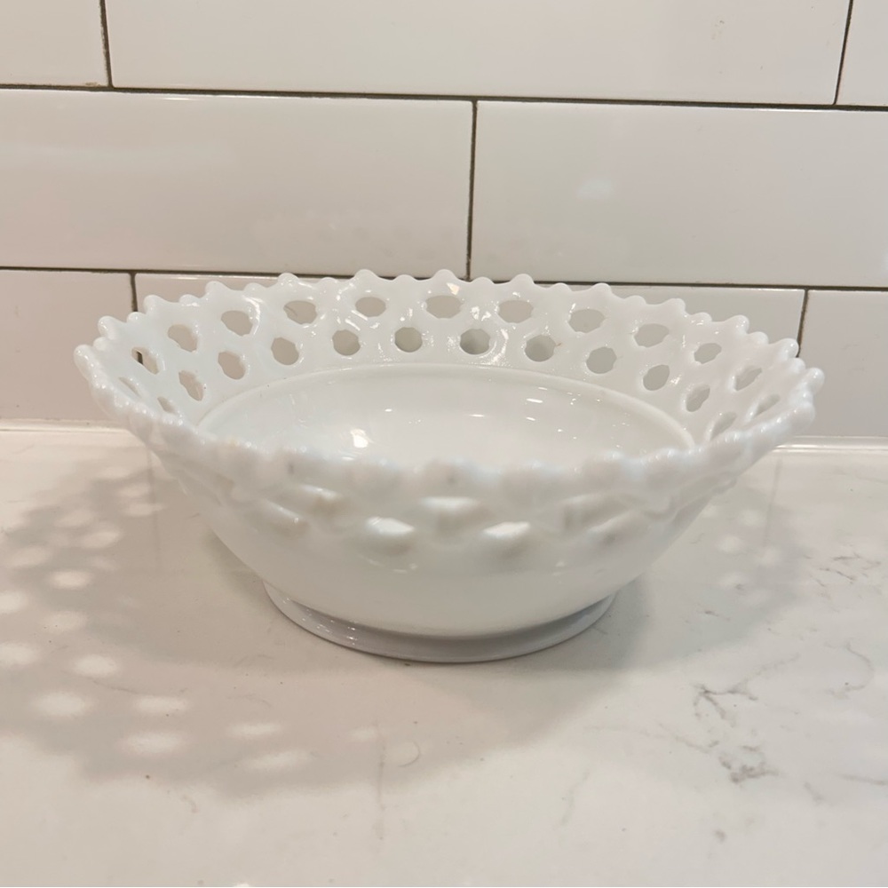 Vintage Westmoreland Glass Co. Milk Glass Doric Lace Scalloped Bowl 8.5”